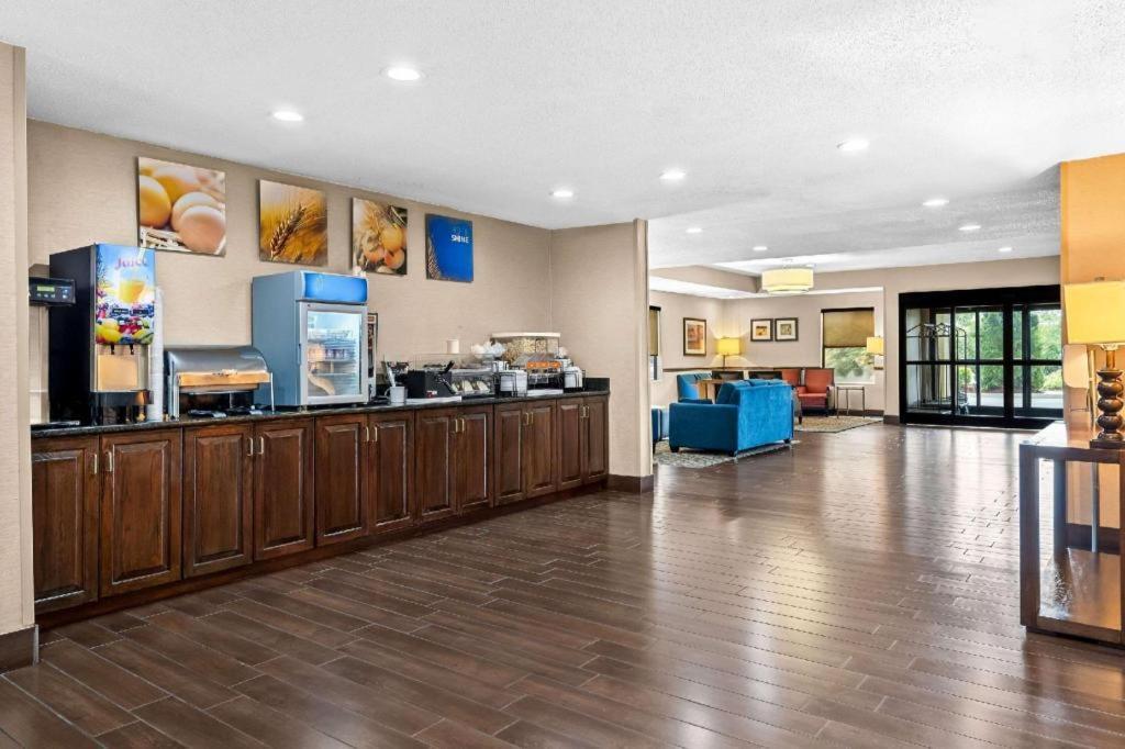 Comfort Inn Clinton Екстериор снимка