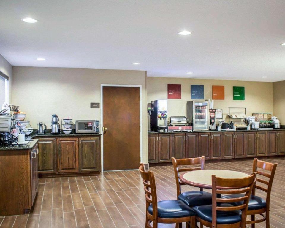 Comfort Inn Clinton Екстериор снимка